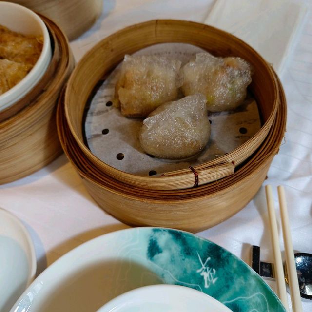 傳統粵式點心，買少見少，美味醒晨，喝粵式飲茶！香芋鴨腳扎，鮑魚汁鮮竹卷，油鴨雙腸飯！