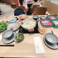 很多食物種類嘅山見台式火鍋