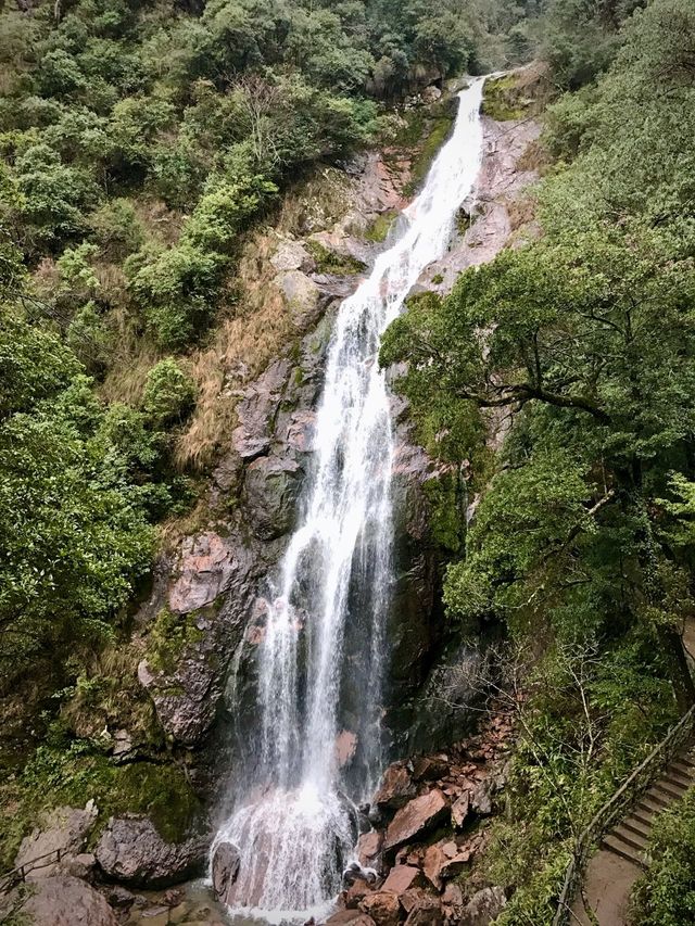 산 꼭대기에서 부터 이어지는 끊임없는 폭포의 향연, 신룡곡(神龙谷)