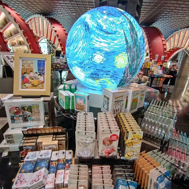 i'm inlove with this Spiral bookstore🥰