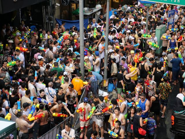 席隆路潑水大戰 Silom Road｜2024泰國潑水節活動 | 席隆路