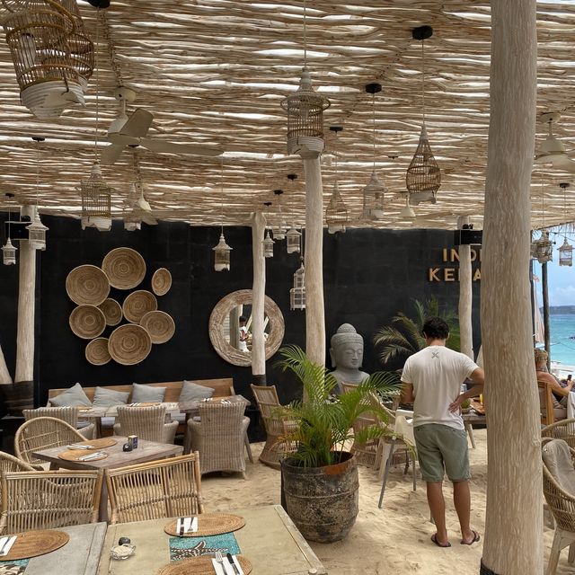 Lunch with a beach and blue water 🏖️ @ Bali