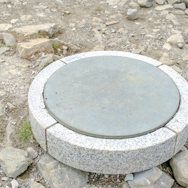 山頂のオブジェと塔ノ岳と景色