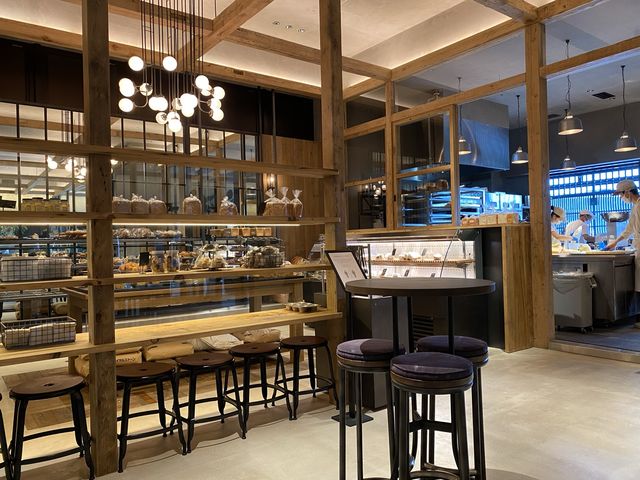 京都。サンドイッチに惣菜パン。彩豊かなホテル併設ベーカリー。