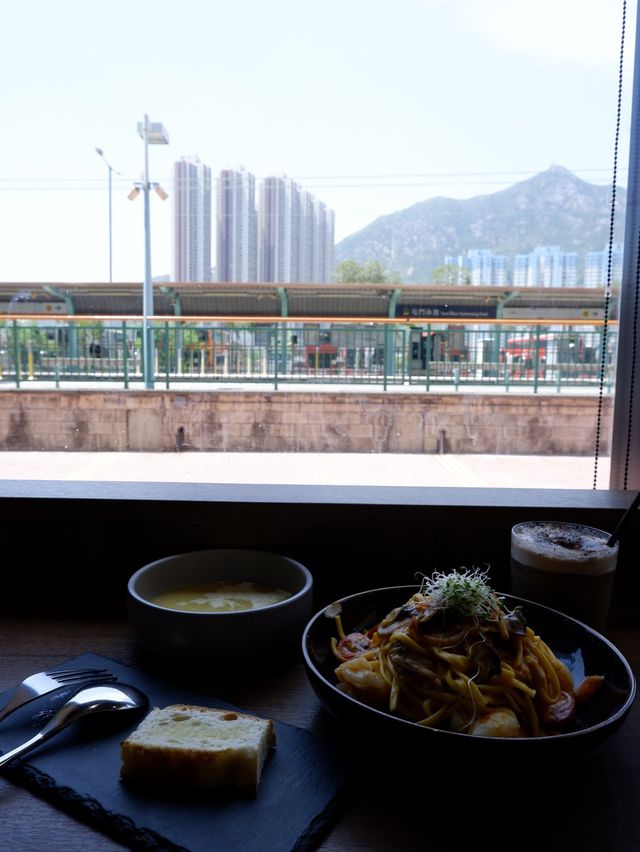 輕鐵旁的木系Cafe 