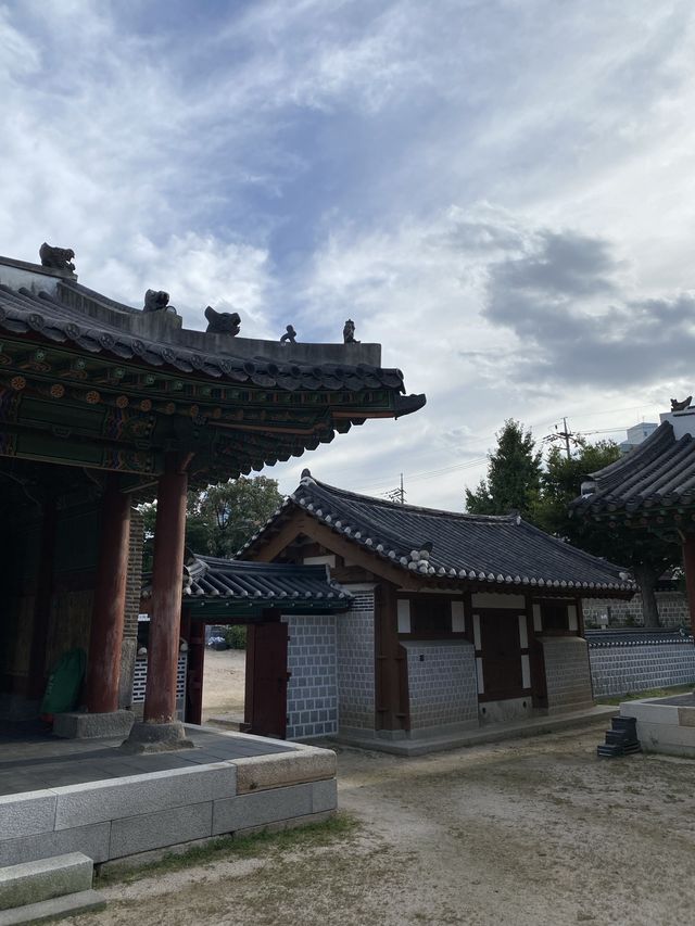 แวะพักผ่อนที่สวนสไตล์เกาหลี Dongmyo Park