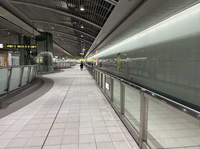 捷運松山站 超有特色的圓弧造型電扶梯