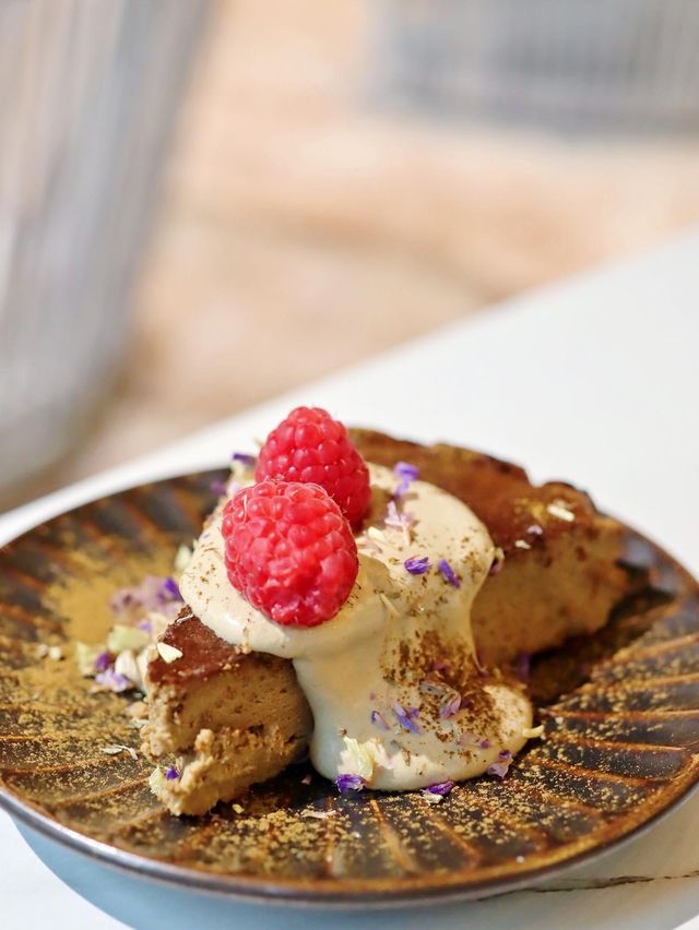 可愛熊仔打卡 Cafe  好耐無同閨蜜見面 諗住約佢去間特別啲嘅餐廳等佢開心吓 呢間餐廳有堆熊仔打卡位都幾得意  不過可惜中間有好多玻璃枱 影相有啲唔方便 同埋高咗上一層，建議嚟打卡嘅朋友 一喺著褲、