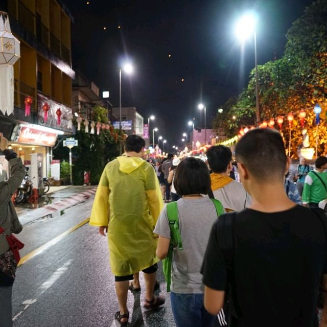 清邁天燈節 天燈許願，機場停飛