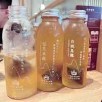 很多食物種類嘅山見台式火鍋