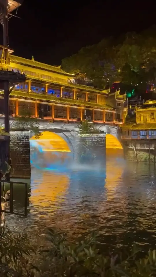 Stunning Fenghuang at night✨