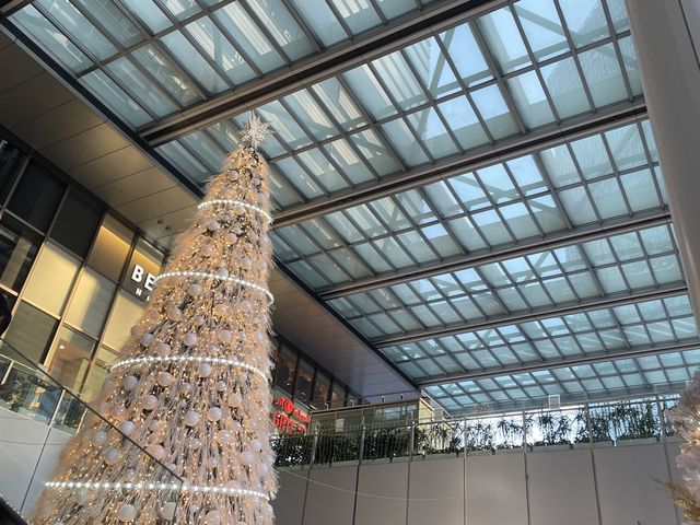 名古屋駅✨1階には巨大なホワイトクリスマスツリー🎄【名古屋ゲートタワーモール】