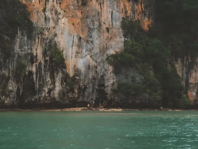 ชายหาดสวย เป็นมุมเงียบสงบแห่งหนึ่งในกระบี่