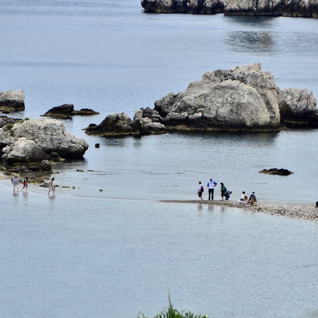 意大利西西里山城TAORMINA：高角度往下望絕美海中小島
