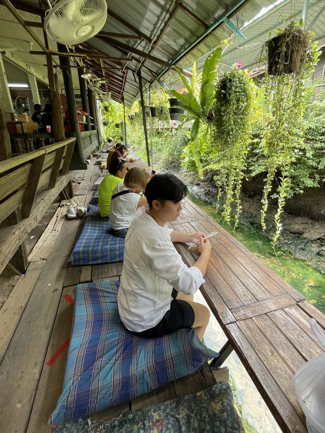 กาแฟบ้านเลขที่ 1 จิบกาแฟใต้ร่มไม้และลำธาร