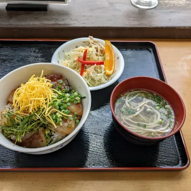 与那国空港のレストランでカジキの漬け丼