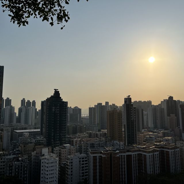 屬於香港人既後花園 小運動人士都岩行既山