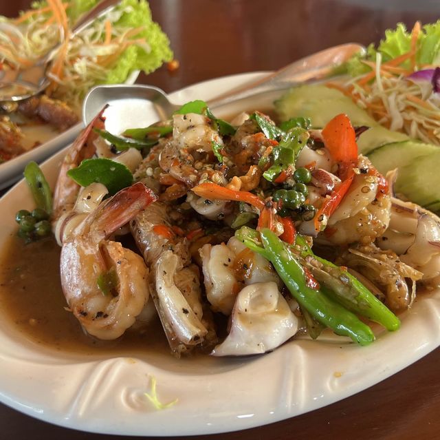 โรงเตี๊ยม ณ เกาะแรต สุราษฎร์ธานี