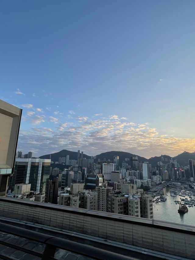 圓形浴缸打卡一流 | 生日送美酒