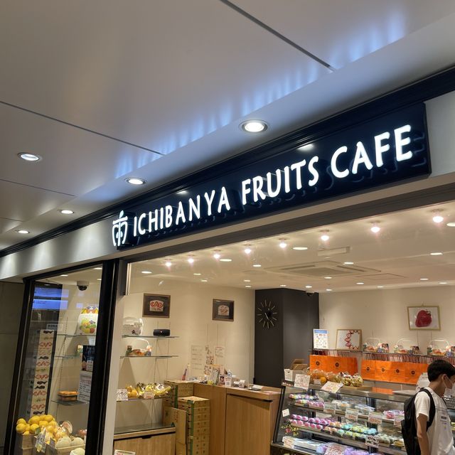 阪急梅田駅の中にあるフルーツサンドやさん！😳