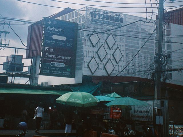 เที่ยวตลาดวังหลัง ซื้อเสื้อผ้ามือสอง ขนมเพียบ