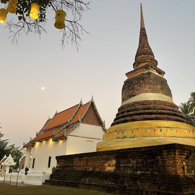 ทำบุญตักบาตรวันแม่ที่วัดตระพังทอง สุโขทัย