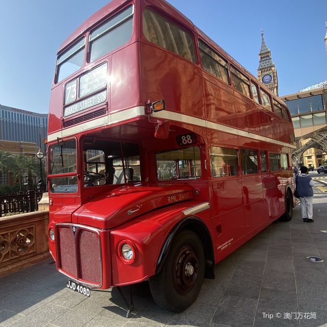 LONDON DOUBLE-DECKER BUS 
