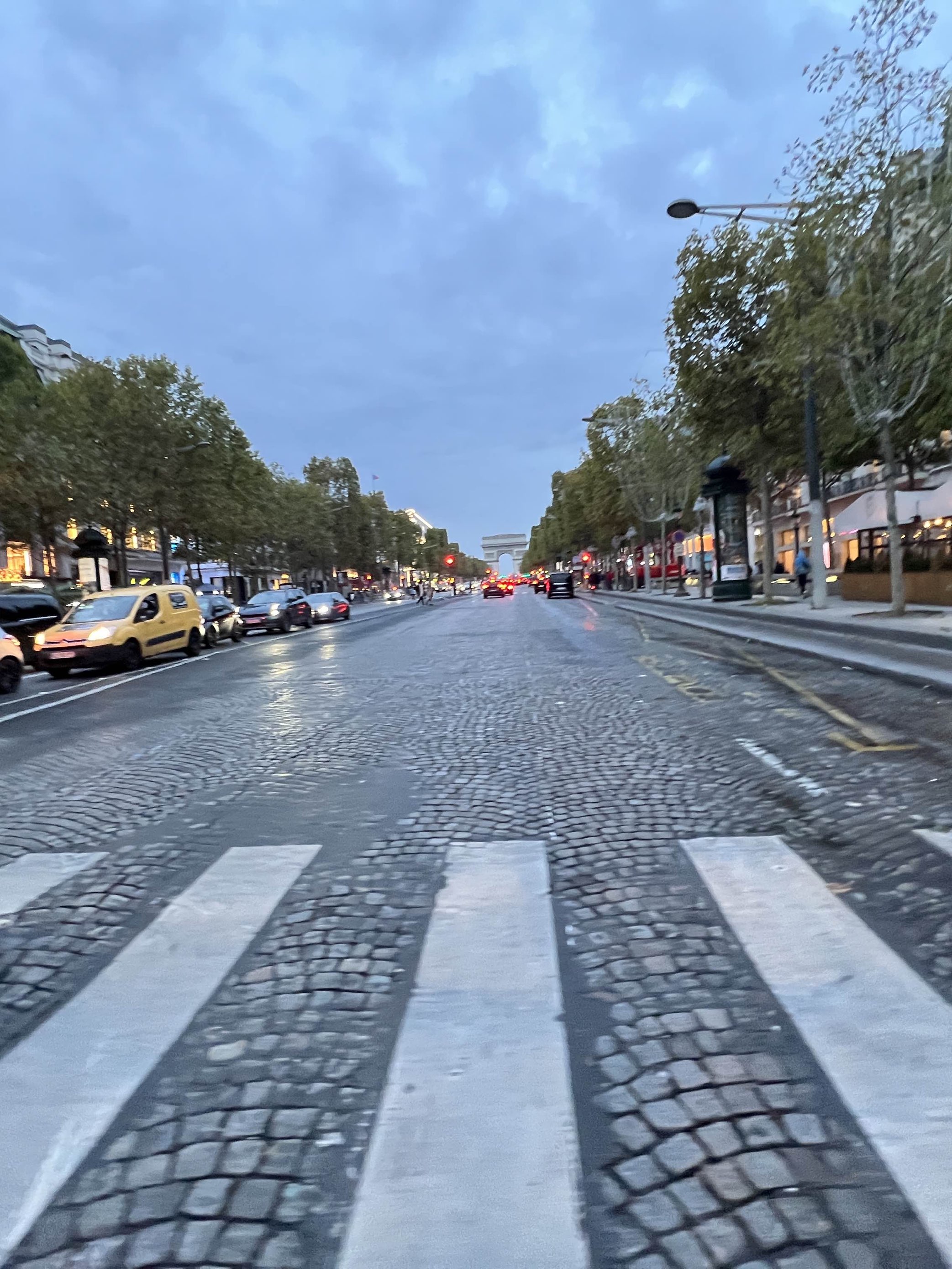 Avenue des Champs Èlysée • Tourist Attraction Paris