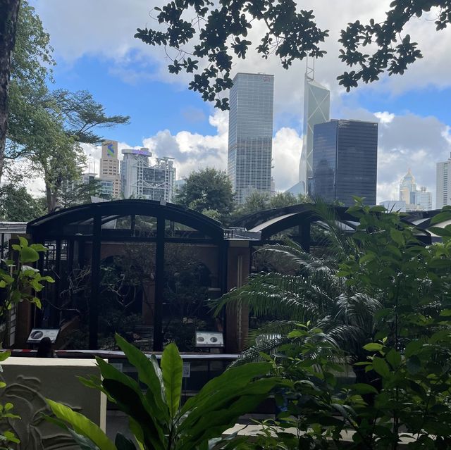 有花有得意動物的市肺 - 香港動植物公園