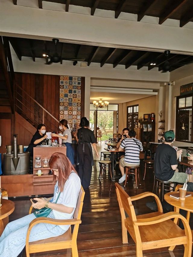 ร้านกาแฟ ในอัมพวา