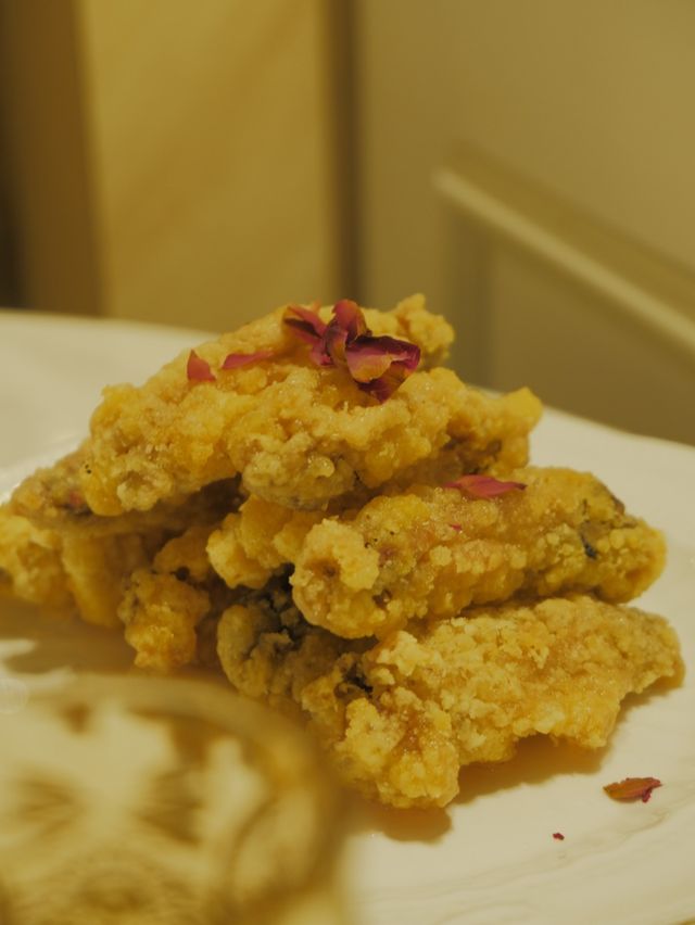 白色和風Cafe，外脆內軟的軟殼蟹意粉 