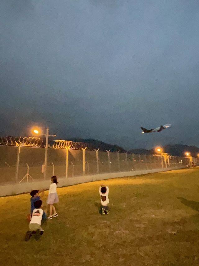 近距離望著飛機衝上雲霄 | 機場跑道尾
