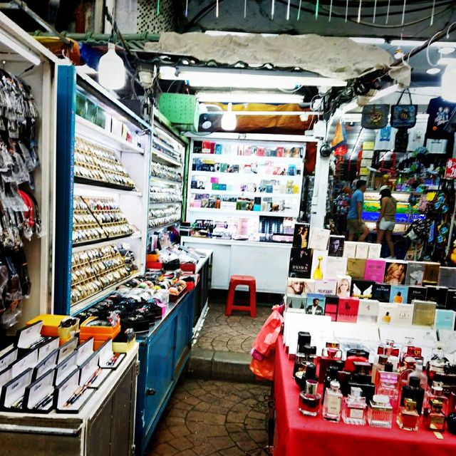 Petaling Street a good bargain place 🛍️👕⌚