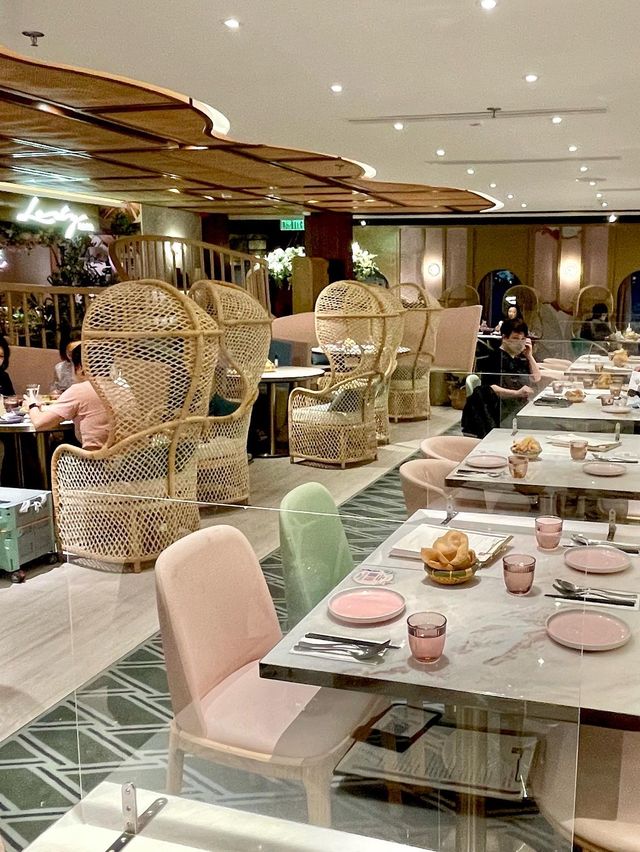 尖沙咀｜人氣瀑布tiramisu的少女風泰式cafe💕