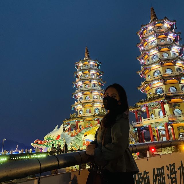 高雄左營景點-蓮池潭龍虎塔