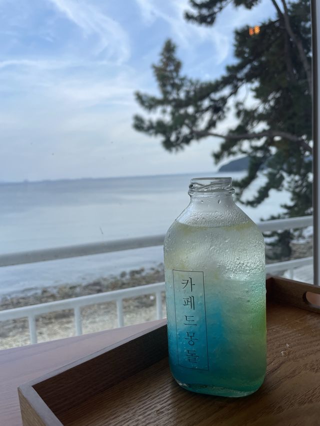 바다를 한눈에 담는 고즈넉 카페