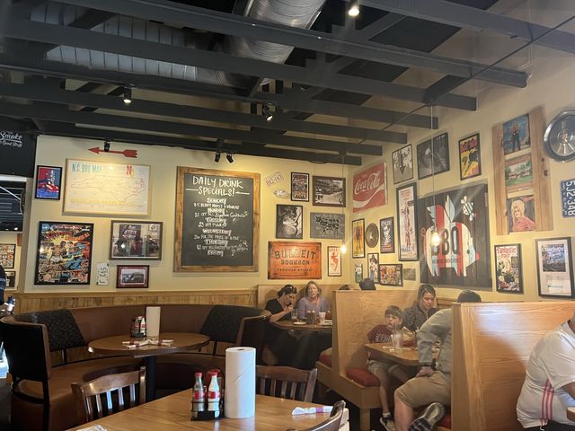 Great food  at Widwood Smokehouse - NC 🇺🇸