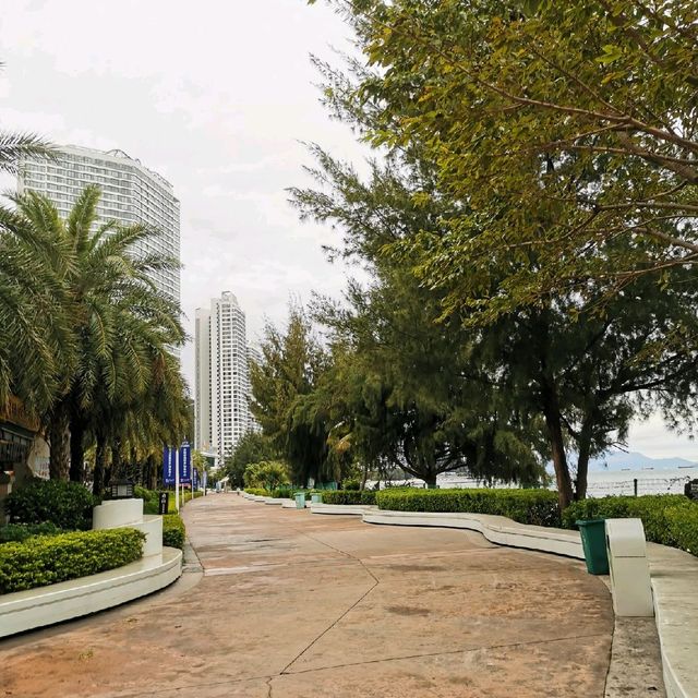 Waterfront and beach walk in Xunliao Bay