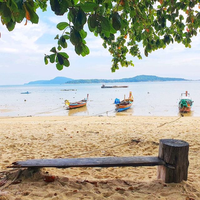 ชมหาดสวย ที่เต็มไปด้วยเรือมากมาย
