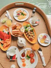 Floating Breakfast at Melati Resort🥞