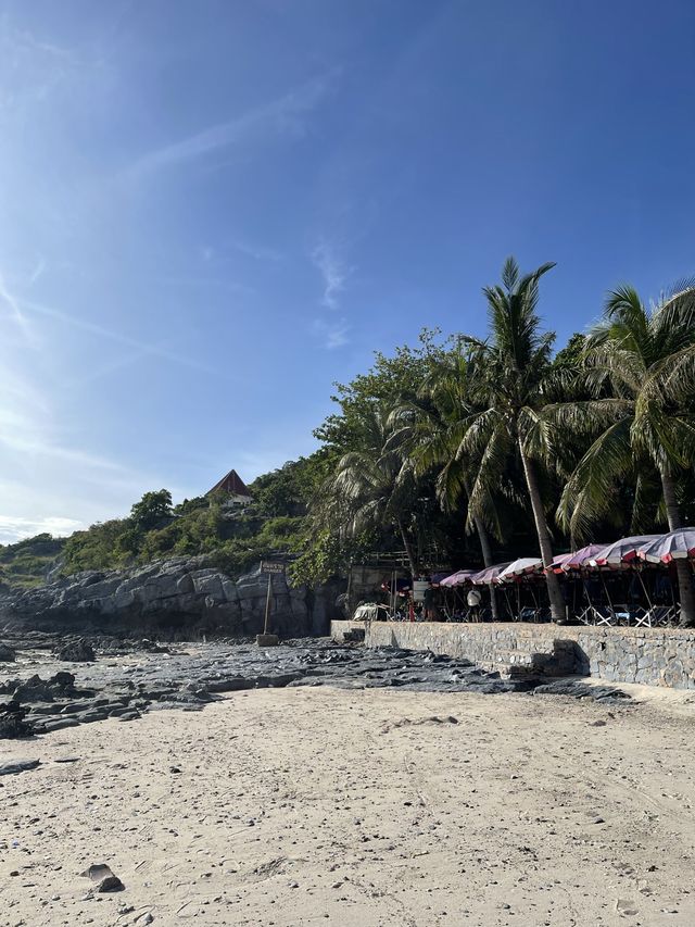 หาดถ้ำพัง หาดที่เล่นน้ำได้บนเกาะสีชัง