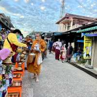 ใส่ชุดมอญตักบาตรที่สังขละบุรี