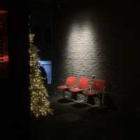 독특한 건물 구조가 크리스마스 트리를 더 특별하게 보이게 하는 곳 🎄