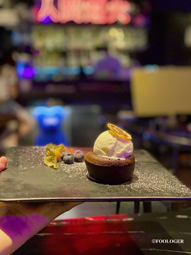 Whatever Bar｜樓上霓虹燈酒吧餐廳