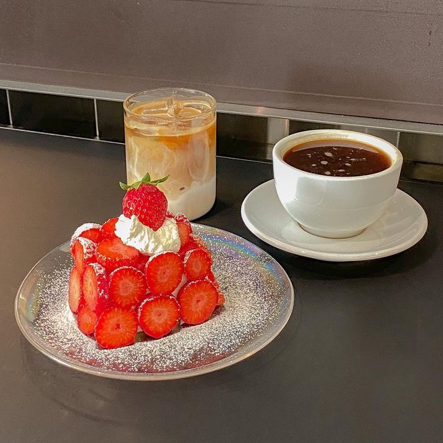 딸기 케이크가 유명한 디저트 카페🍓