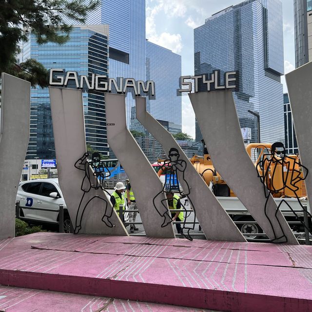 Kpop fans of Gangnam - find its sculptures 