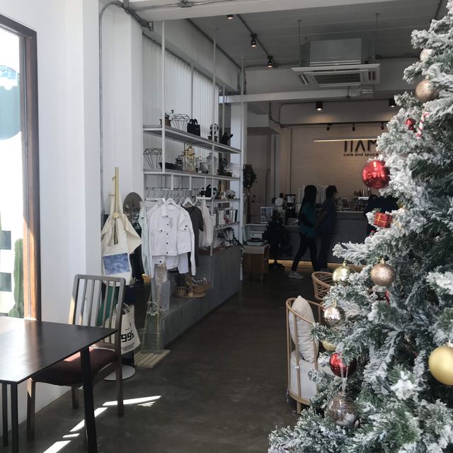 11AM cafe and space