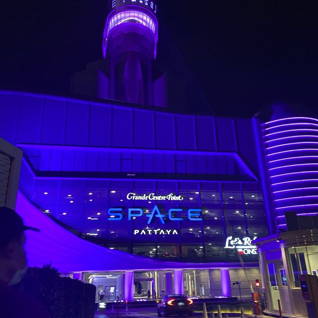 โรงแรมแห่งโลกอนาคต grand centerpoint space พัทยา