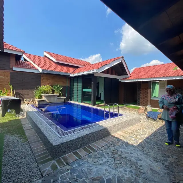 Stay in the middle of Paddy Field!!! 