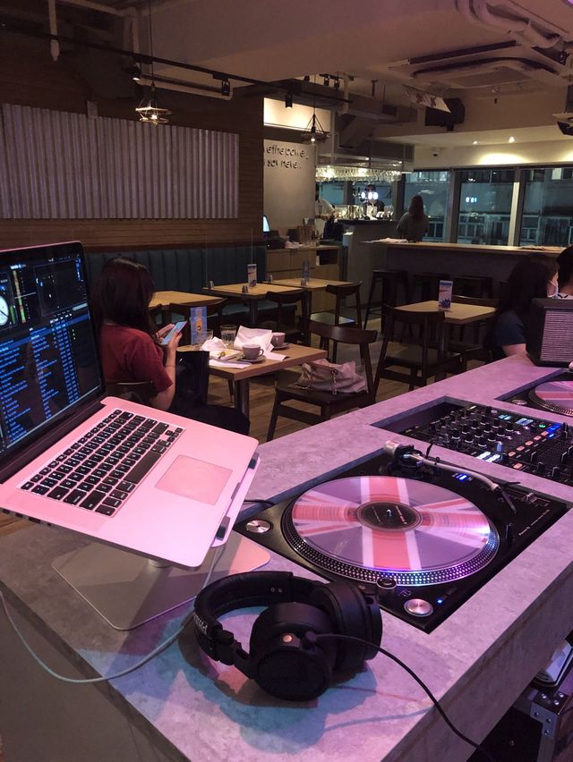 DJ drop the food